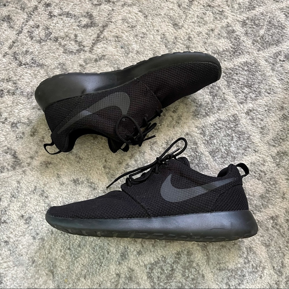 Men’s Nike Roshe One. Size 9. Like New.